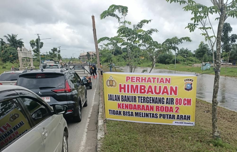 Banjir Capai 80 Cm, Polisi Alihkan Lalu Lintas di Rumbai