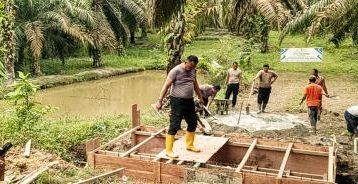 Polsek Kabun Gotong Royong Bangun Jembatan Titi di Desa Giti, Progres Capai 75 Persen