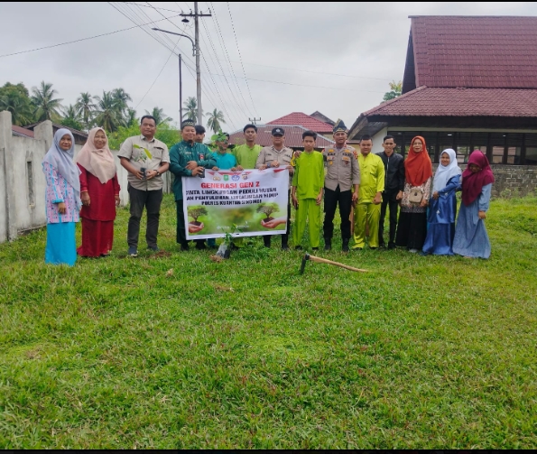 Dampingi Personel Polsek Benai Kades Simandolak Dukung Gerakan Green Policing