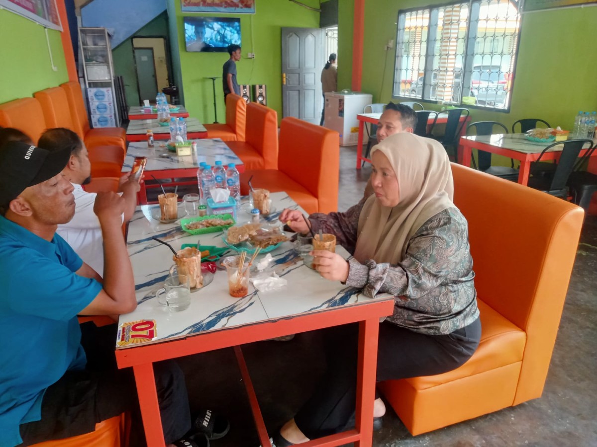 Teh Talua Malimpah Bang Ucok Cabang Ujung Batu Diminati Wisatawan Malaysia