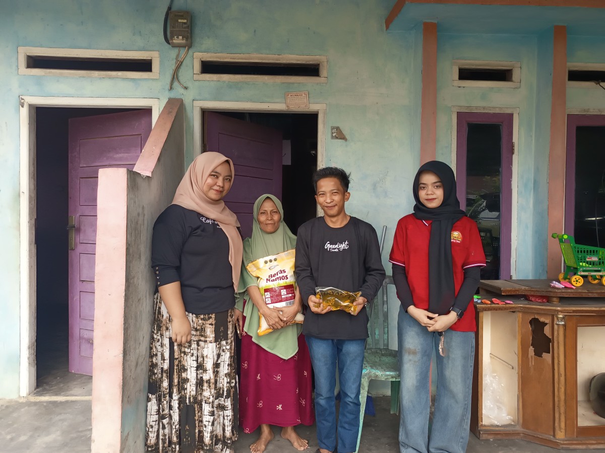 Peduli Sesama di Bulan Ramadhan, Manajemen Kafe Teh Talua Malimpah Bang Ucok Cabang Ujung Batu Salurkan Ratusan Paket Sembako ke Dua Desa