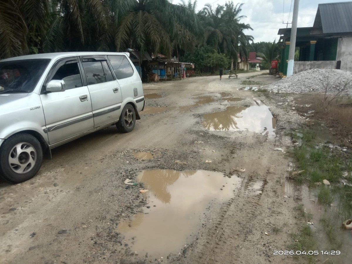 Hasilkan Minyak Mentah 1011 Barel Perhari, PT APG Westkampar Indonesia Diduga “Pelit” Aspal Jalan Masyarakat Tempatan