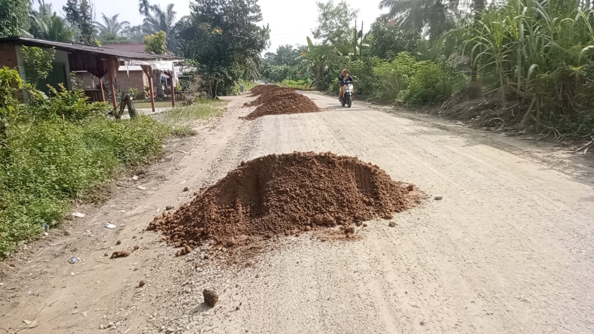 Base A Jalan Lubuk Bendahara Timur, Diduga PT Bina Pembangunan Adi Jaya Lakukan Uji Lab Sendiri