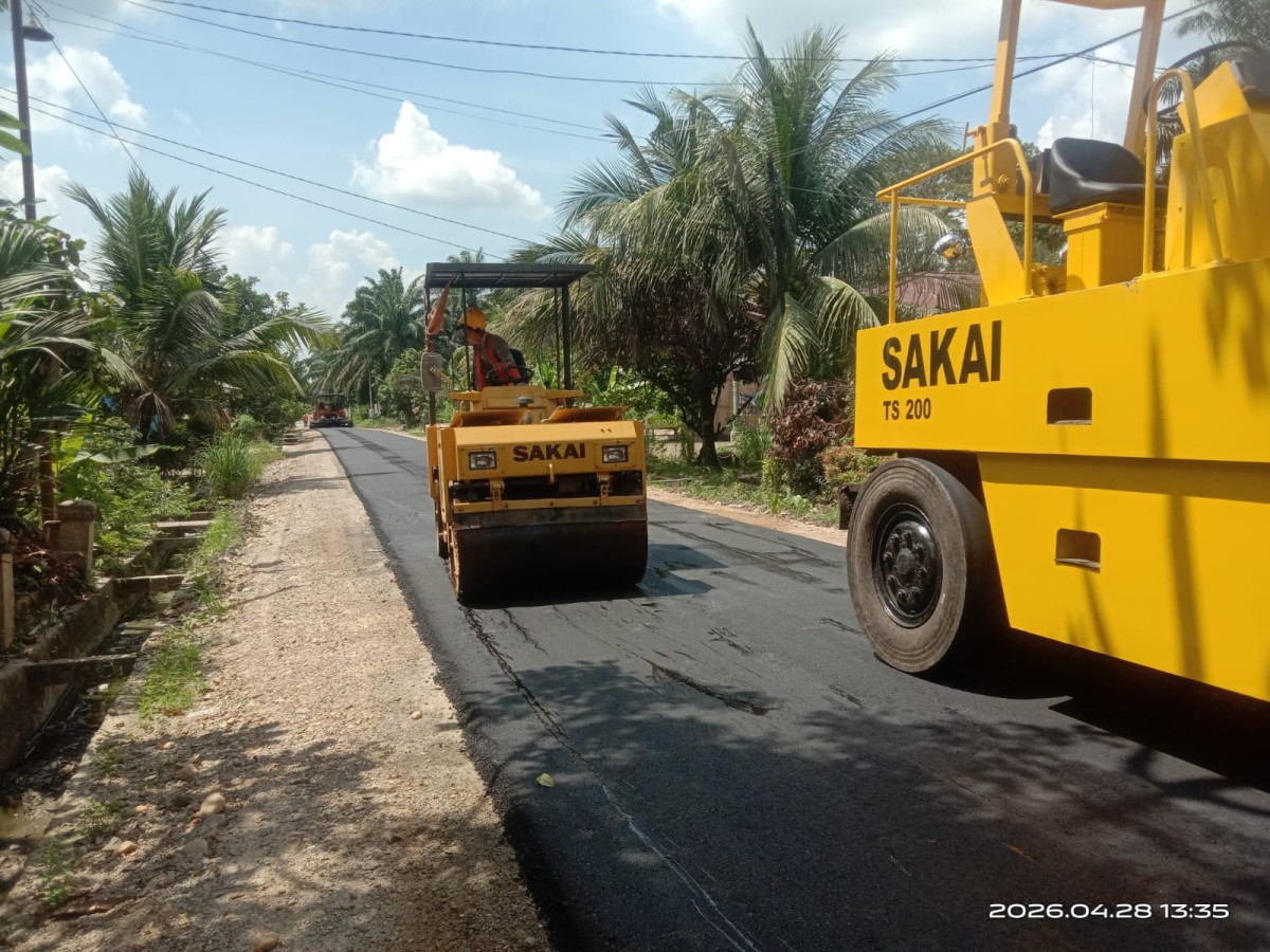 Tak Menunggu 90 HK, PT Bina Pembangunan Adi Jaya Selesaikan Aspal Jalan Lubuk Bendahara Timur Rohul