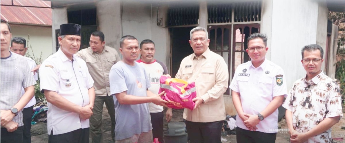 Tinjau Lokasi Kebakaran di Lenggopan, Bupati Anton Salurkan Bantuan dan Hunian Baru