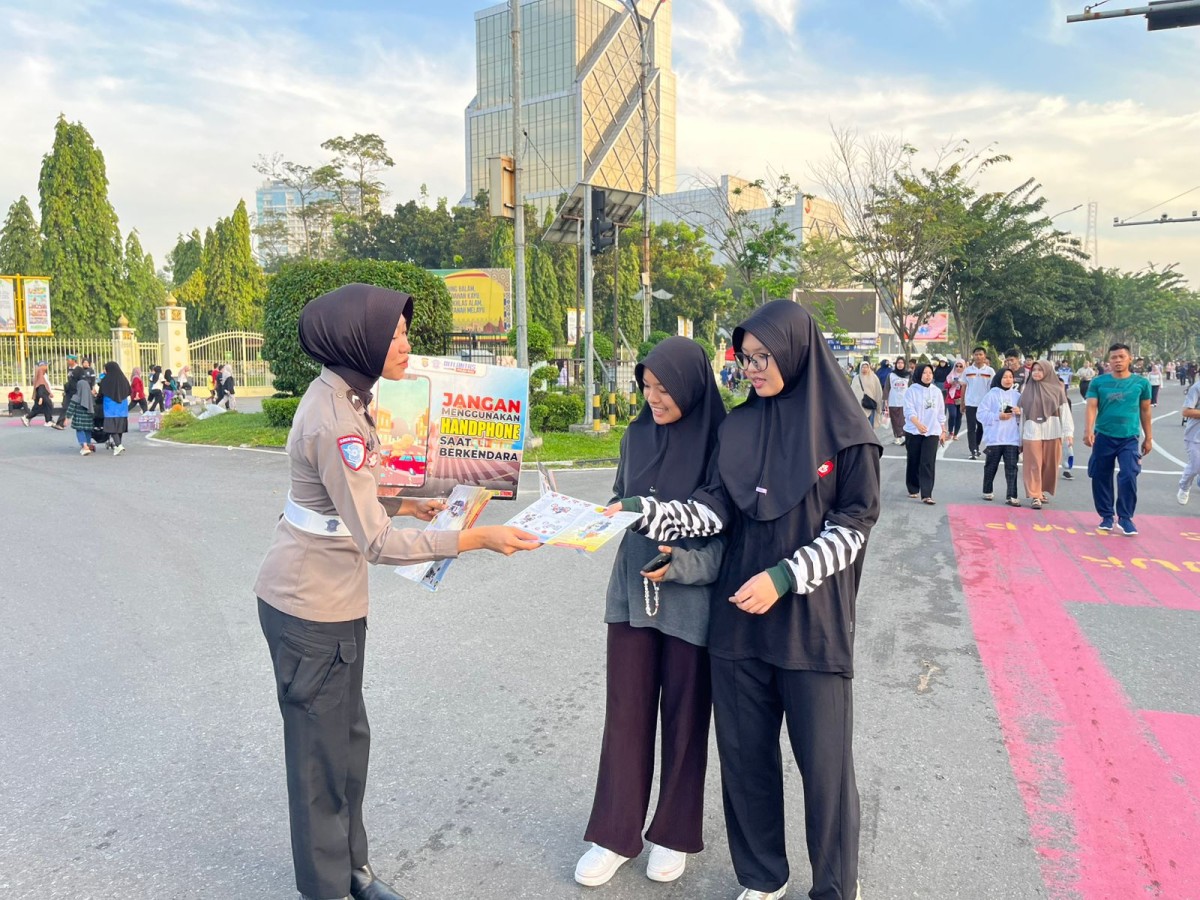Ditlantas Polda Riau Semarakkan CFD Pekanbaru, Edukasi Kamseltibcarlantas hingga Ajak Masyarakat Ramaikan Riau Bhayangkara Run 2026