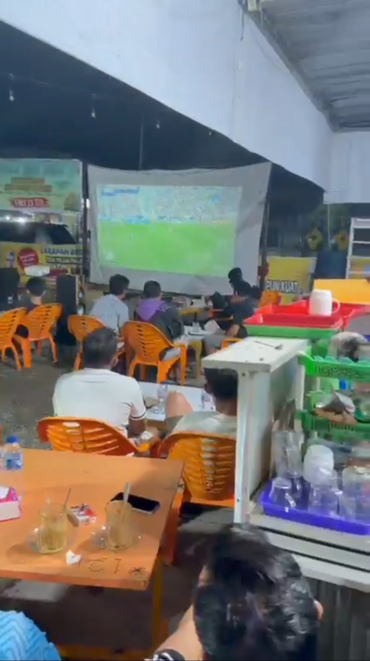 Sorak Sorai Pecah! Nobar PSG vs Arsenal di Teh Talua Malimpah Ujung Batu Banjir Pengunjung