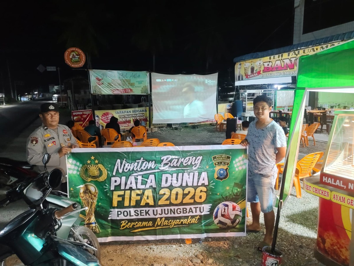 Polsek Ujung Batu Nobar Piala Dunia Bareng Warga Pematang Tebih Dikafe Teh Talua Malimpah Bang Ucok : Kamtibmas Aman, Silaturahmi Kuat