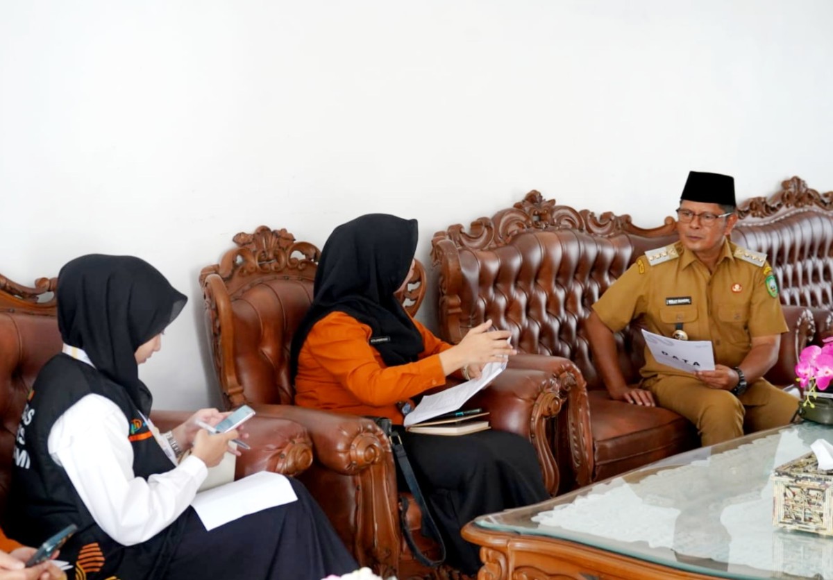 Didatangi Petugas, Bupati Pasaman Welly Suhery Ajak Masyarakat Sukseskan SE 2026