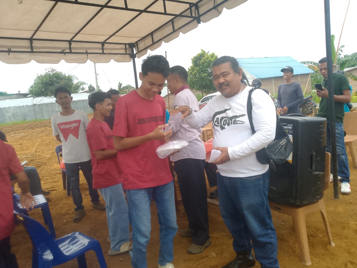 Ketua organisasi Pemuda Yang Peduli, Jhon Sembiring Santuni Puluhan Anak Yatim Di Marendal 1 