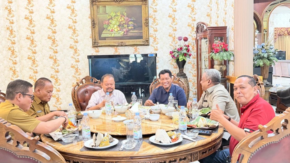 Kunjungan kerja Media Beninginfo.com kerumah Dinas Bupati Rokan Hulu, Bupati Anton Sambut Tim Media Dengan Hangat 