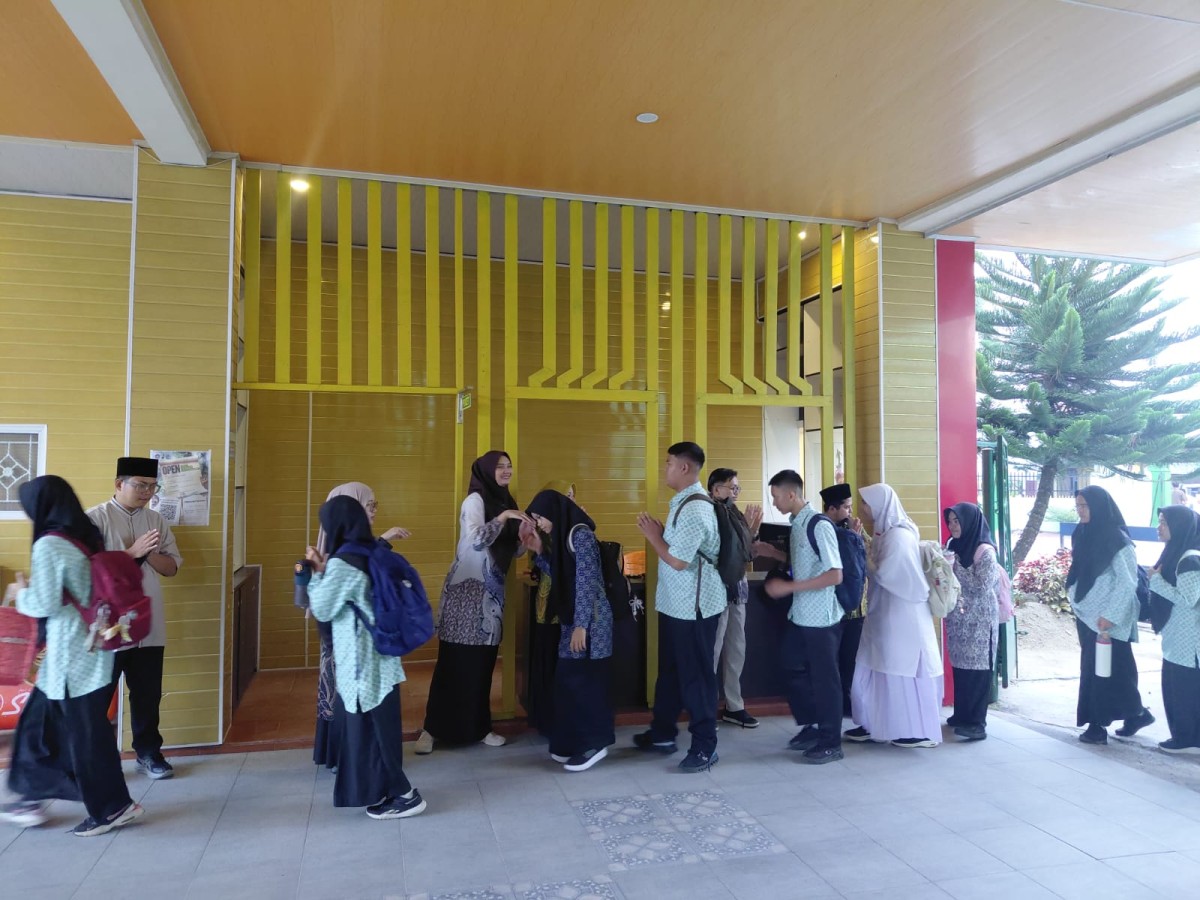 MAN 1 Pekanbaru Sambut Murid dengan Senyum, Bangkitkan Semangat Belajar Sejak Gerbang Madrasah