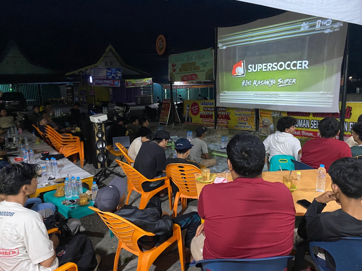 Kapolsek Rambah Samo Nobar Bareng Warga, Laga Inggris VS Argentina di Kafe Teh Talua Malimpah Diserbu 100 Orang