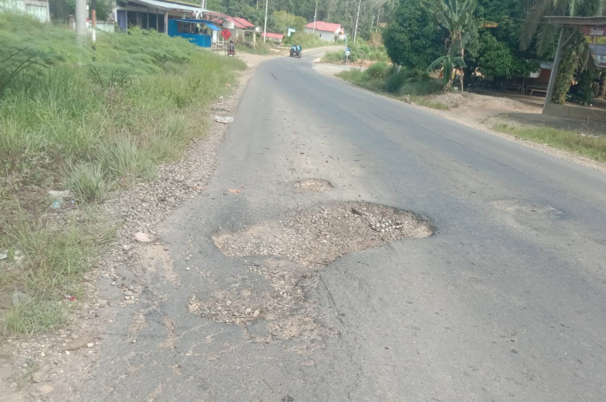 Dinas PU Riau Kemana? Jalan Menuju Ibukota Kabupaten Rohul Rusak dan Berlobang Bertahun-tahun