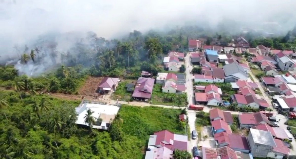 Ancam Pemukiman Warga, Tim Gabungan Berjibaku Padamkan Karhutla di Tembilahan 