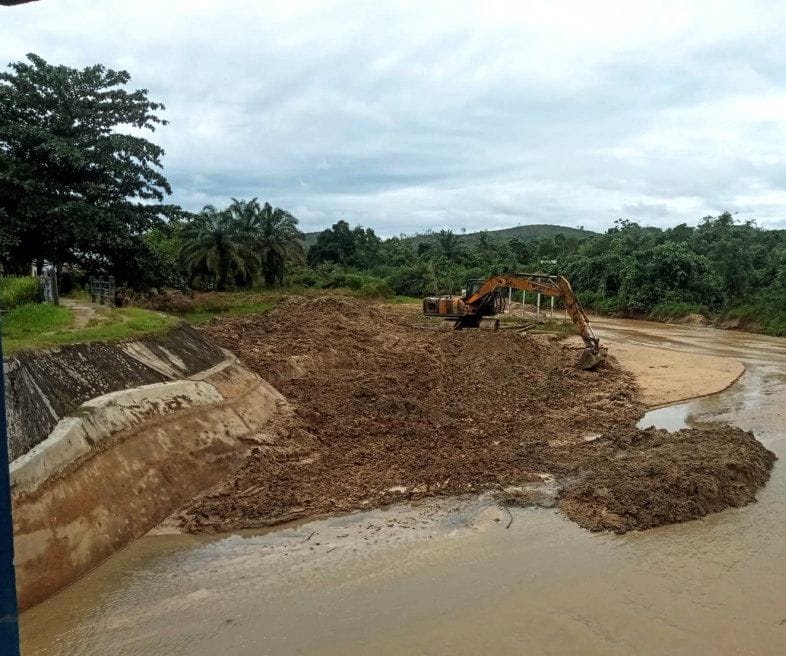 Pengerukan liar Di Sungai Batang Kumu Disorot, Warga Tantang Aparat : Usut Izinnya ! Jangan Tunggu Sungai Rusak Dulu 
