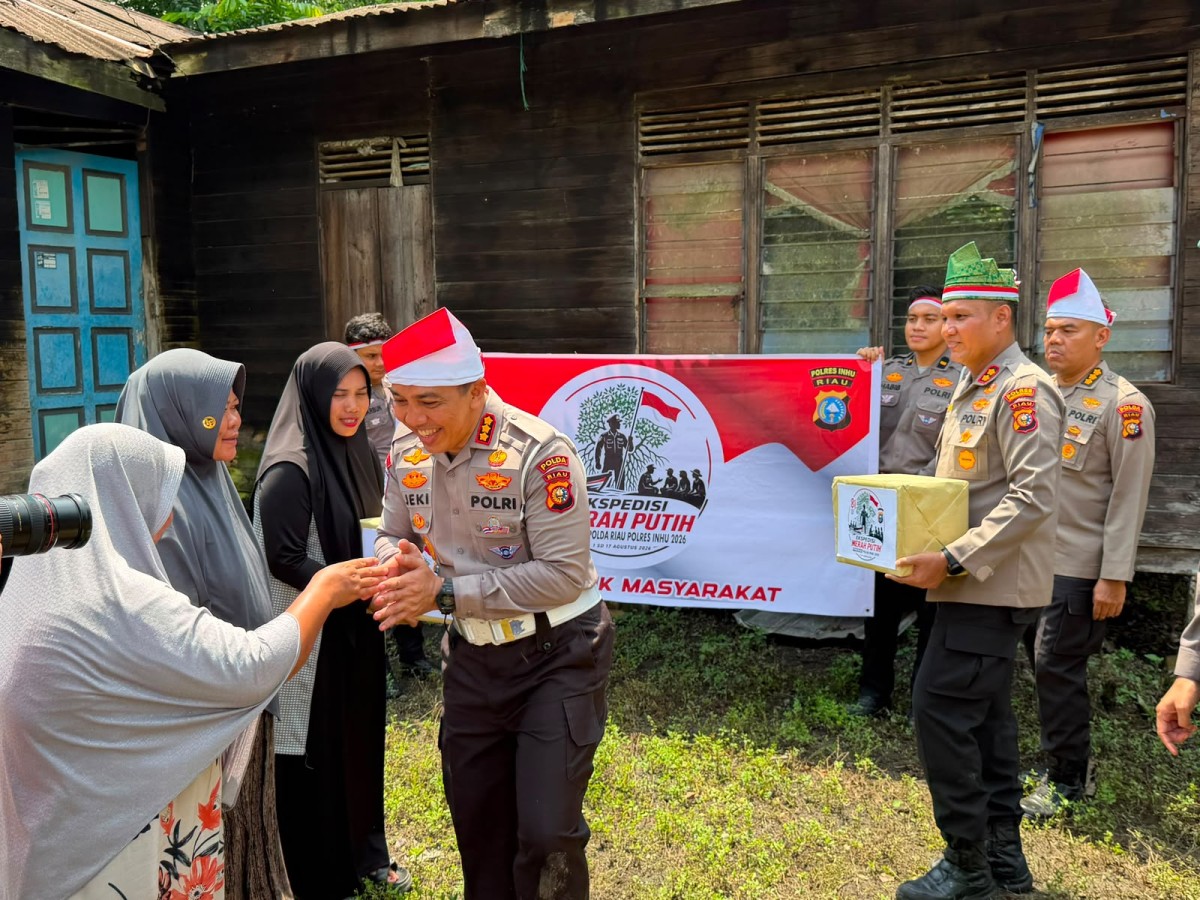 TIM Ekspedisi Merah Putih Presisi Polda Riau Tembus Pedalaman Talang Mamak Kobarkan Semangat Merah Putih Hadirkan Kepedulian Nyata untuk Negeri
