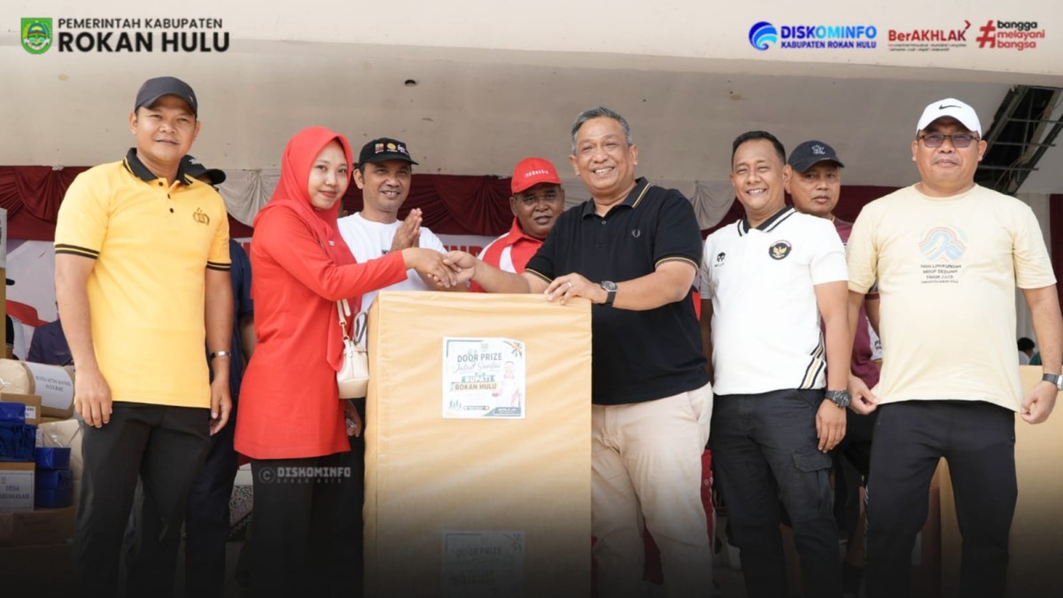 Meriahkan HUT RI Ke-81 Tingkat Kec.Rambah, Bupati Anton Lepas Jalan Santai di Taman Kota Pasir Pengaraian