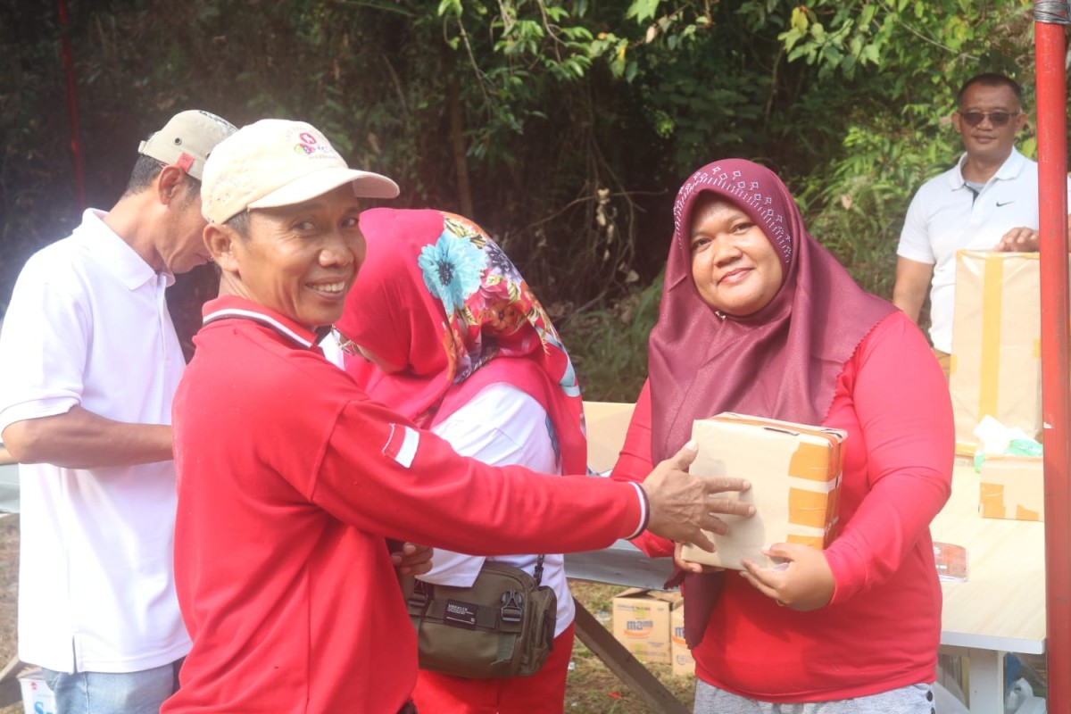 Pembagian Hadiah Semarakkan Jalan Sehat Warga Cikara Utama Asri