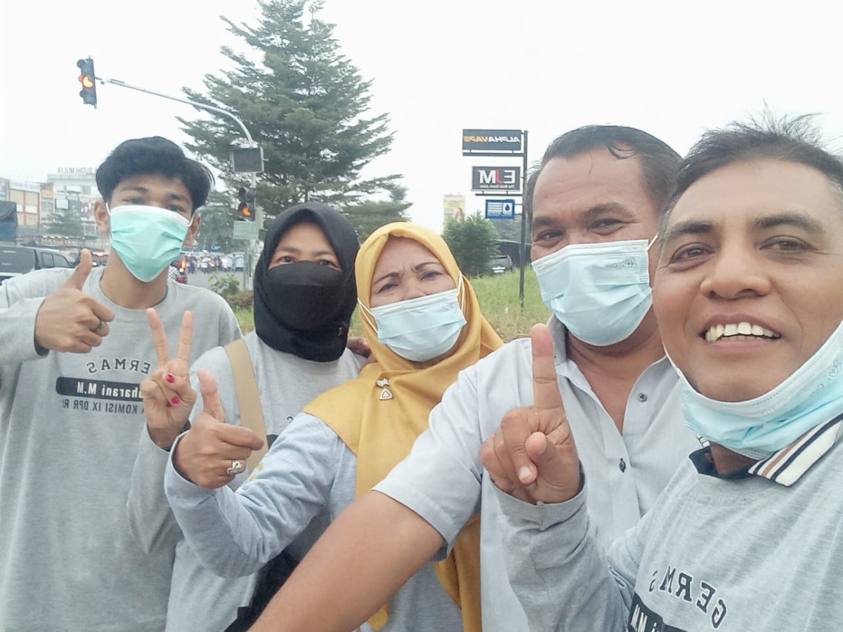 Sahabat dr. Maharani Bagikan 500 Masker, Peduli Warga di Tengah Kepungan Kabut Asap