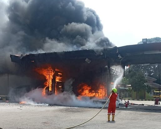 Pemilik Mobil Diburu Polisi, Bidlabfor Polda Riau Ambil Sampel Kebakaran SPBU di Pelalawan