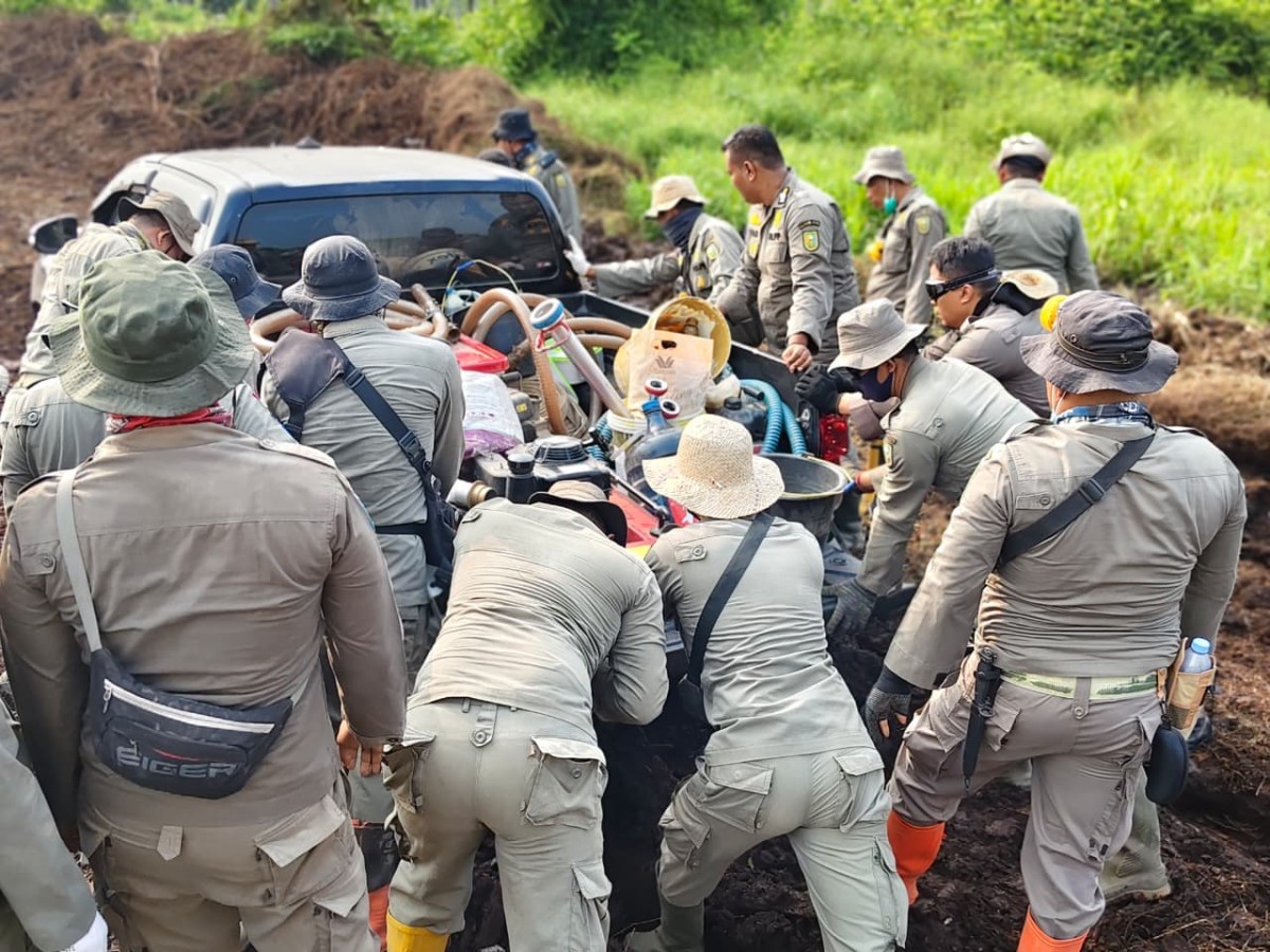 Plt Gubri Kerahkan 50 Personel Satpol PP Bantu Padamkan Karhutla di Siak