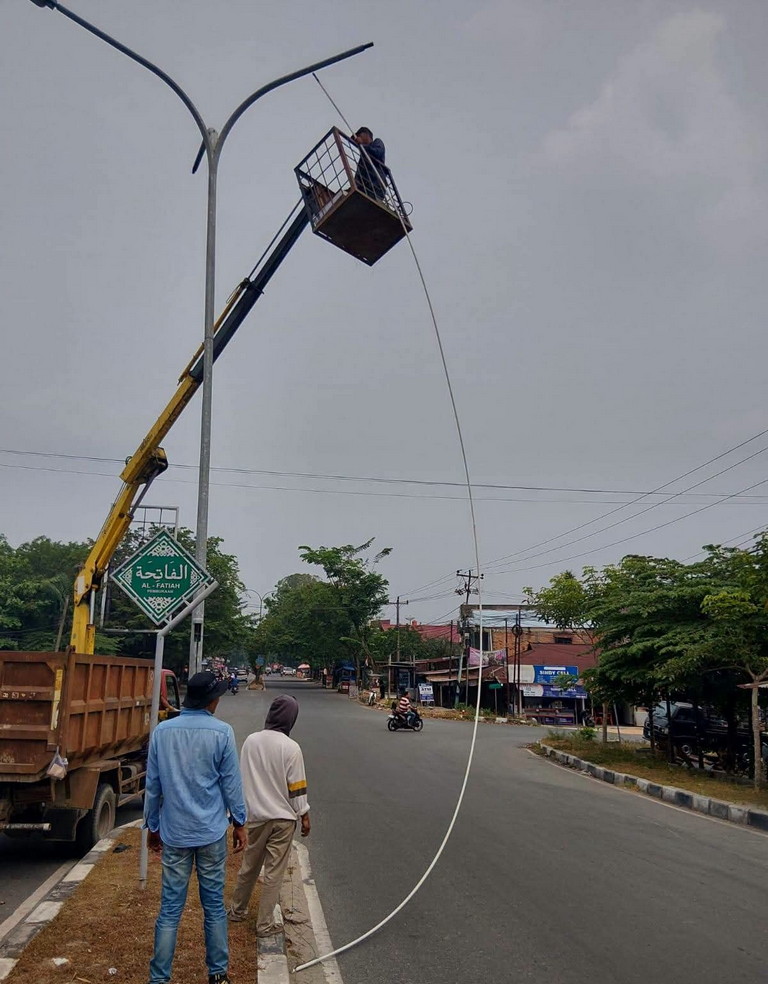 Tiga Tahun Tak Diurus, Dinas PUPR Siak Perbaiki Lampu Jalan dan Taman di Perawang