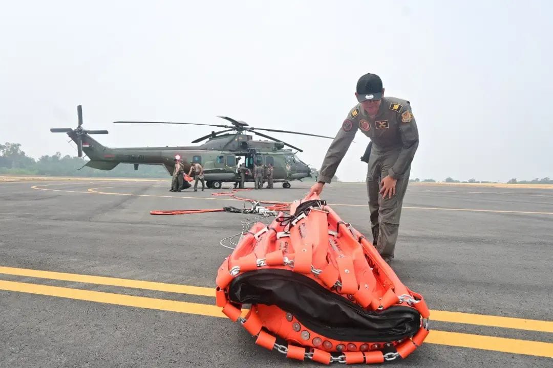 Satgas Udara Optimalkan OMC, Heli Caracal Water Bombing Karhutla di Riau