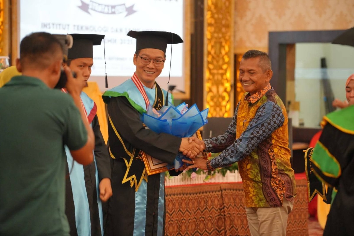 ITS Meranti Wisuda Perdana 36 Lulusan