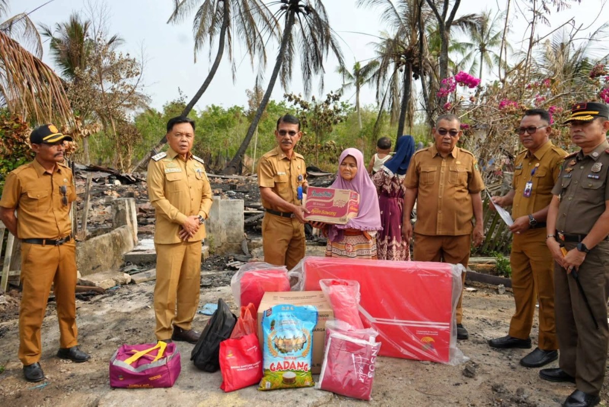 Bupati Meranti Janji Bangunkan Rumah Warga Korban Kebakaran