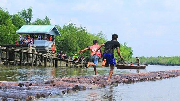 Tradisi Unik Masyarakat Meranti, Festival Lari di Atas Tual Sagu