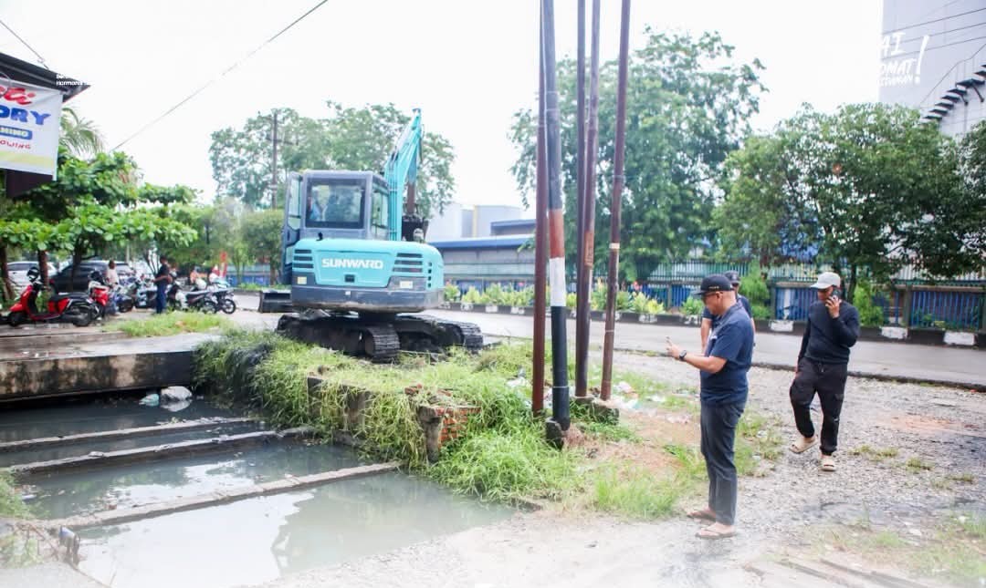 Dinas PUPR Dumai bersihkan drainase.
