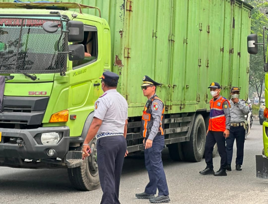 Nekat Masuk Jalan Dalam Kota, Dishub Tilang Puluhan Truk dan Angkutan Barang
