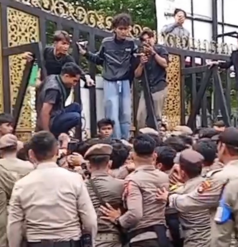 Unjuk Rasa di DPRD Riau, Mahasiswa Tuntut Menhut Raja Juli Antoni Mundur