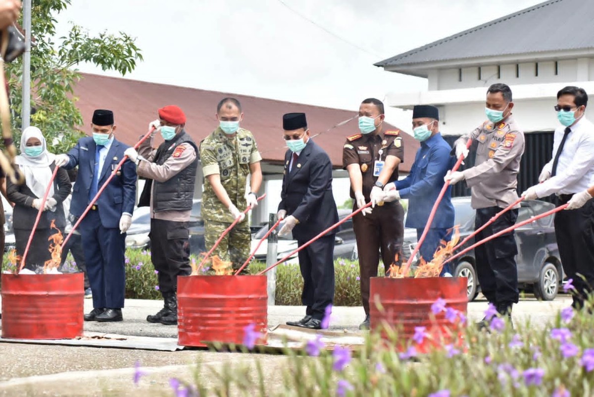 Bupati Bistamam Hadiri Pemusnahan Barang Bukti di Kejari Rohil 