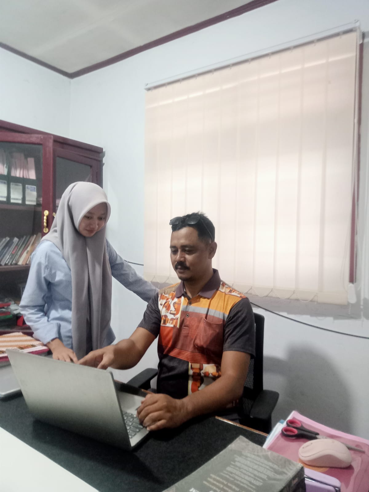 Wapemred Beninginfo.com Ari Wibowo Tempa Staf Magang Reyska, Bekali Ilmu Jurnalistik Sebagai Bekal Cari Rezeki