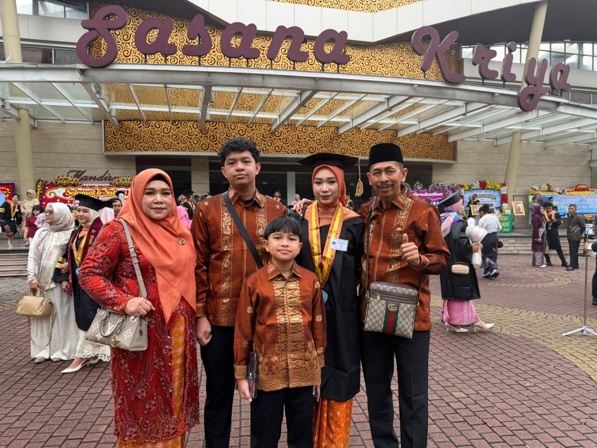 Putri Sulung H. Edison Sintong, dr. Rilla Dilvianika, Raih Predikat Cumlaude pada Wisuda S2 Universitas Respati Indonesia