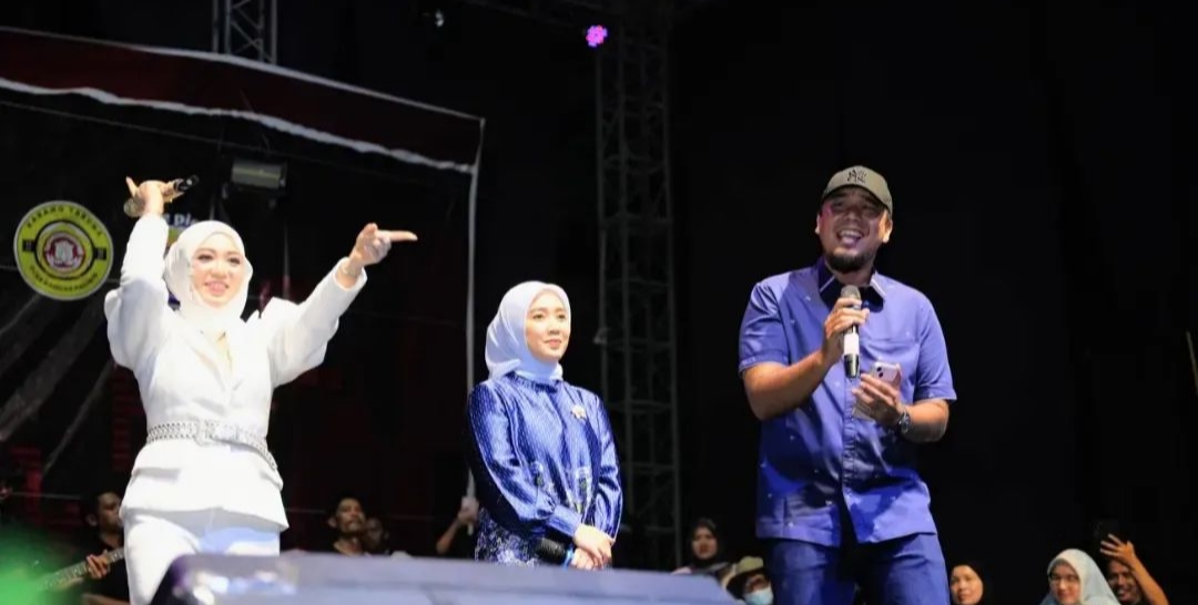 Penyanyi Minang Fauzana Pukau Ribuan Warga Seberida Inhu